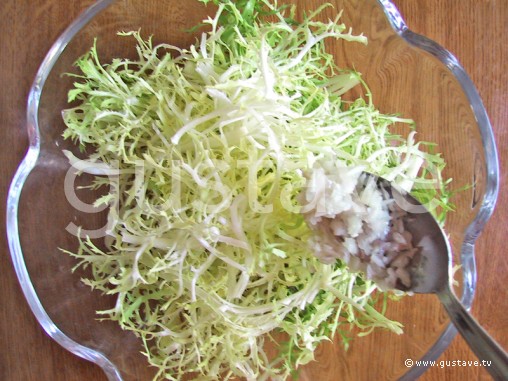 Préparation Salade frisée aux lardons et à l'échalote - étape 2