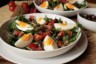 Salade de roquette aux tomates, aux oeufs et au jambon sec