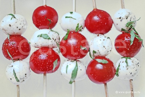 Brochettes tomates mozzarella au basilic