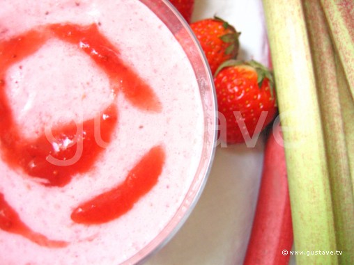 Crème mousseuse à la fraise et coulis fraises-rhubarbe