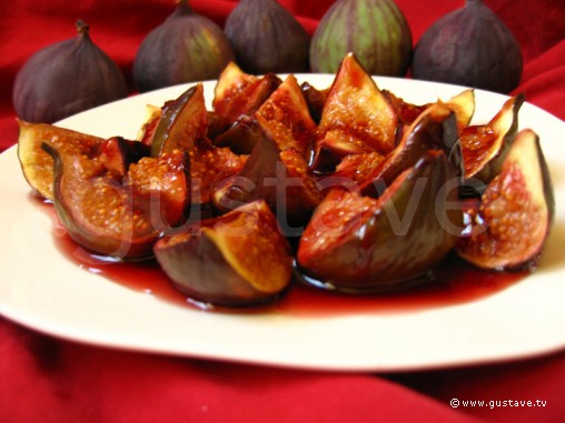 Figues au vin rouge, au miel et à la cannelle