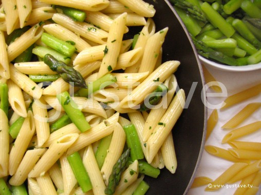 Penne au beurre d'ail, aux asperges vertes et au parmesan