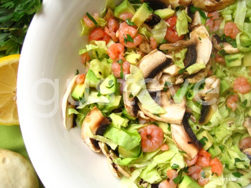 Salade d'avocats aux champignons et aux crevettes roses