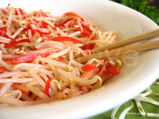 Salade chinoise au soja, au jambon et au poivron rouge