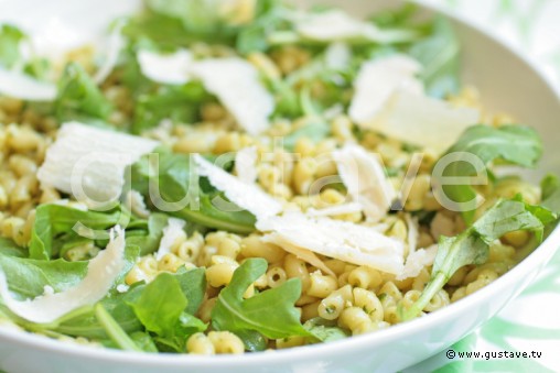 Salade de coquillettes à la roquette, au pistou et au parmesan