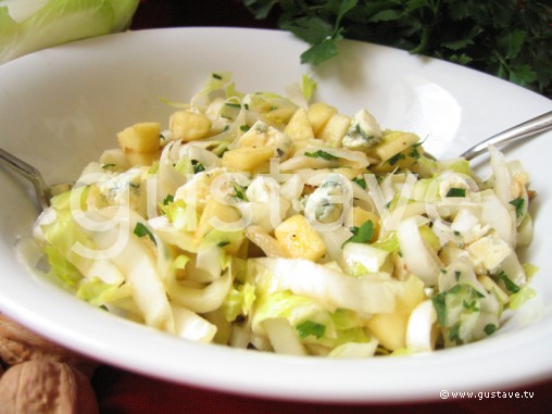 Salade d'endives aux pommes, aux noix et au roquefort