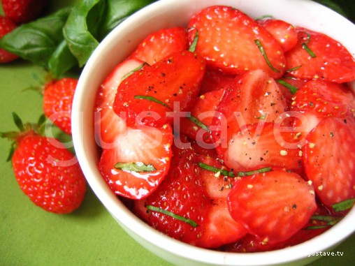 Salade de fraises au poivre noir et au basilic