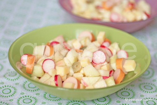 Salade de pommes vertes aux saucisses de Francfort