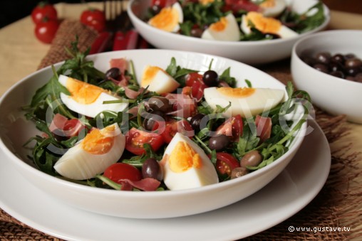 Salade de roquette aux tomates, aux oeufs et au jambon sec