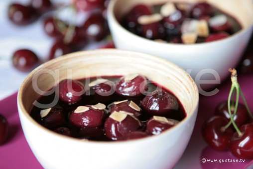 Soupe épicée aux cerises, au beaujolais et aux amandes