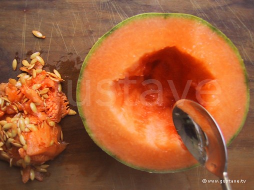 Préparation Soupe fraîche de melon au Banyuls et au basilic - étape 1