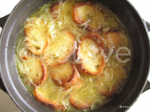 Préparation Soupe à l'oignon gratinée - étape 5