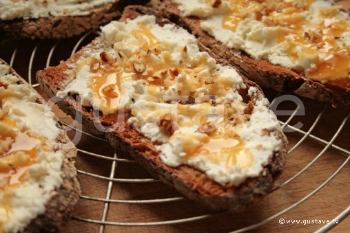 Tartines de chèvre frais au miel et aux noix