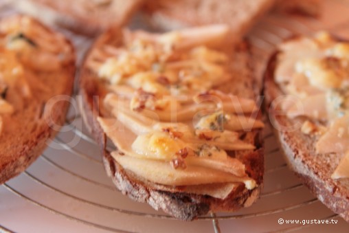 Tartines aux poires, au bleu d'Auvergne et aux noix