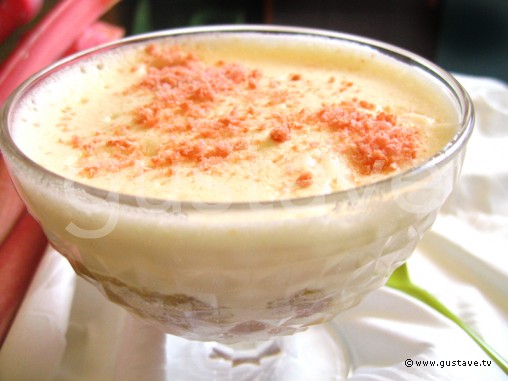 Tiramisu à la rhubarbe et aux biscuits roses