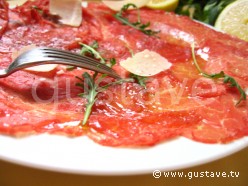 Carpaccio de boeuf à la roquette et au parmesan