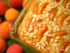 Clafoutis aux abricots, au miel et aux pignons