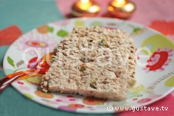 Nougat glacé au miel, aux fruits confits et aux pistaches