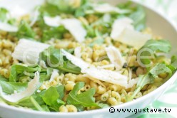 Salade de coquillettes à la roquette, au pistou et au parmesan