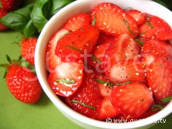 Salade de fraises au poivre noir et au basilic