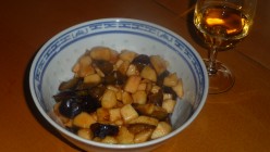 Salade de fruits pommes prunes (jus d'oranges et jus de framboises)