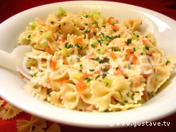 Salade de pâtes au saumon fumé et au concombre croquant