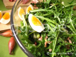 Salade de pissenlit au lard et aux oeufs