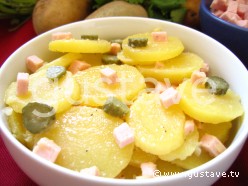 Salade de pommes de terre au cervelas et aux cornichons