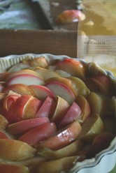 Tarte aux pommes, noix et caramel au beurre salé et au miel d'acacia