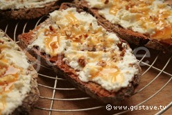 Tartines de chèvre frais au miel et aux noix