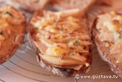 Tartines aux poires, au bleu d'Auvergne et aux noix