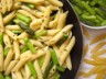 Penne au beurre d'ail, aux asperges vertes et au parmesan